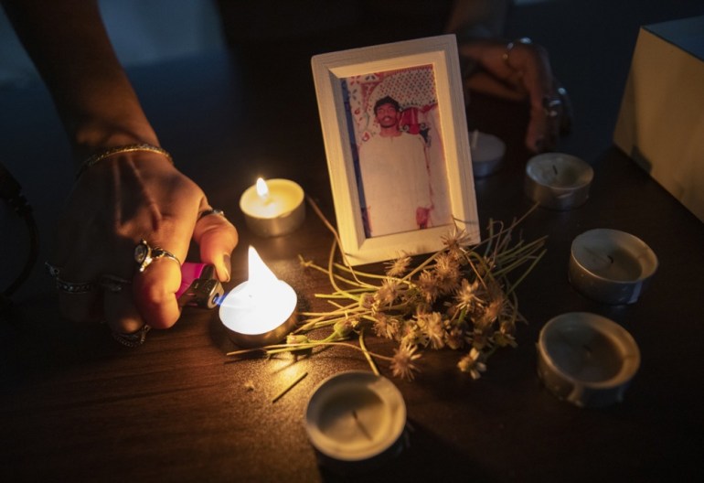 epa10591650 Un activista enciende velas para el condenado a muerte Tangaraju Suppiah durante una vigilia en su honor en una oficina privada en Singapur, el 26 de abril de 2023. Suppiah fue ejecutado el 26 de abril de 2023, según el grupo local de defensa de la pena de muerte, el Transformative. Colectivo de Justicia (TJC). ), en la primera pena capital aplicada en el país en el año. Tangaraju fue declarado culpable de complicidad en un intento de tráfico de un kilogramo de cannabis en 2013. El caso reavivó el debate en la ciudad-estado sobre la pena capital, en medio de preocupaciones de los activistas sobre la imparcialidad de su juicio y condena. EPA-EFE/QUÉ JOVEN