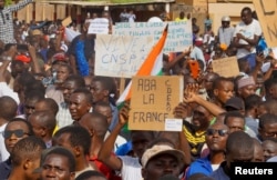 ARCHIVO - Los manifestantes se reúnen en apoyo de los soldados golpistas en la capital Niamey, Níger, el 30 de julio de 2023.