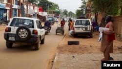 Un hombre se para en una acera mientras los vehículos circulan por una calle en Niamey, Níger, el 2 de agosto de 2023. Níger es un socio importante de Estados Unidos en la lucha contra el extremismo islámico en el Sahel.