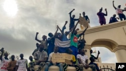 Los partidarios de la junta gobernante de Níger se reúnen al comienzo de una protesta convocada para luchar por la libertad del país y resistir la interferencia extranjera en Niamey, Níger, el 3 de agosto de 2023.