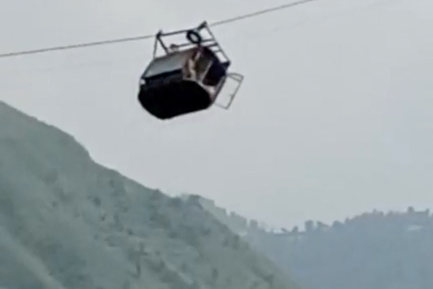 Un teleférico que se desprendió parcialmente del cable en Pakistán.