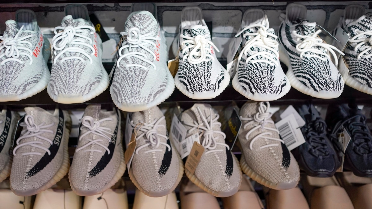 Adidas vende zapatillas Yeezy por valor de 437 millones de dólares y dona algunas a grupos contra el odio