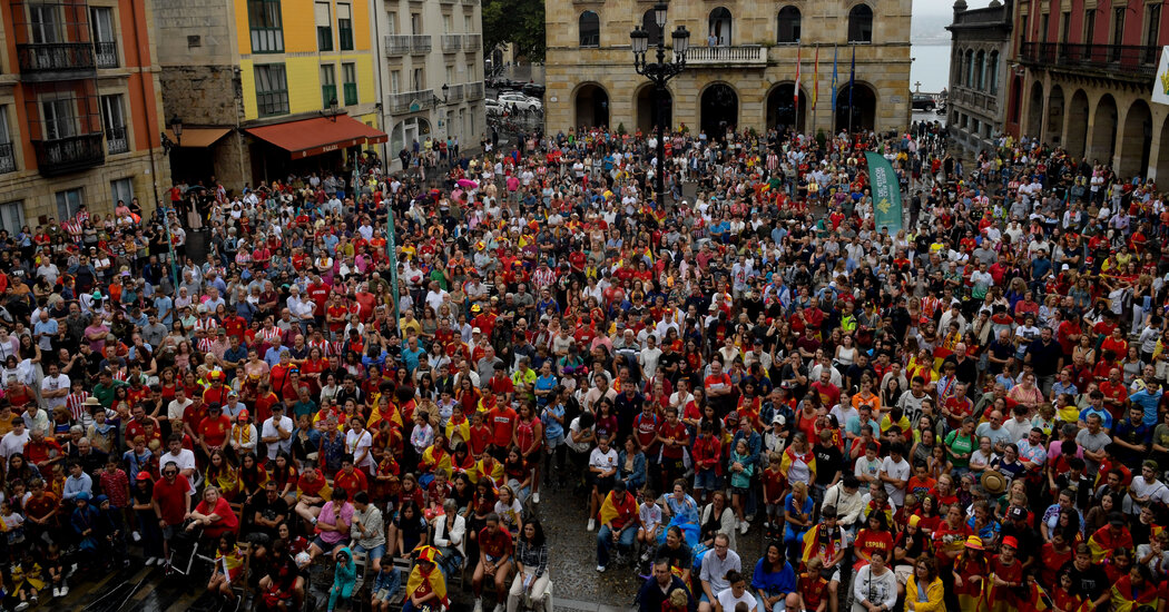 Aficionados españoles celebran haber ganado el Mundial