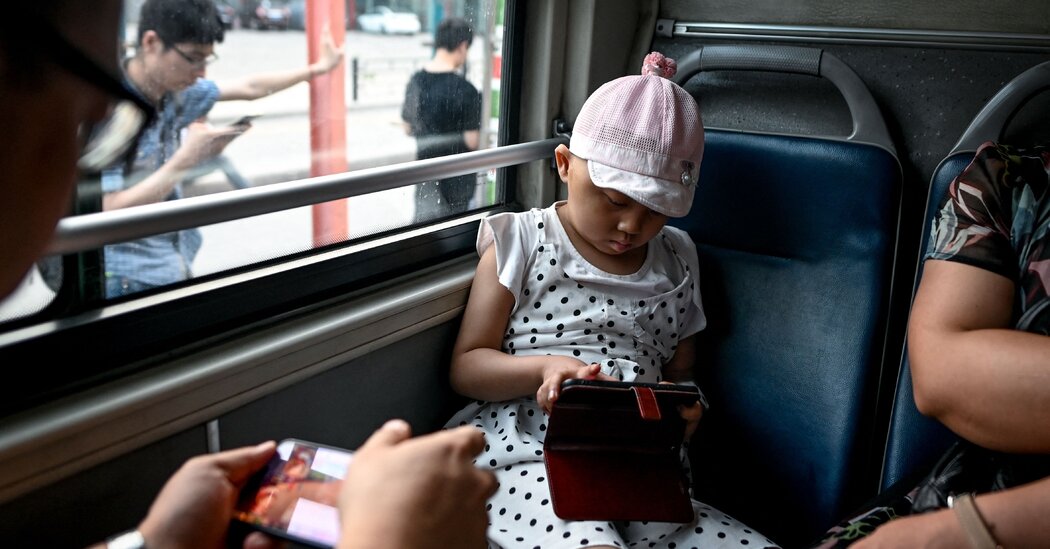 China propone 'Modo Menor' para limitar el uso de teléfonos inteligentes por parte de los niños