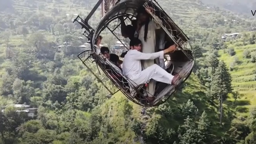 Cuando unos adolescentes quedaron atrapados en un teleférico a cientos de metros sobre un barranco en Pakistán, comenzó un rescate maratónico.