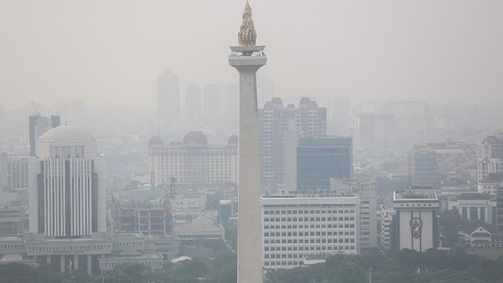 El gobierno insta a los residentes de Yakarta a usar máscaras y trabajar desde casa a medida que empeora la contaminación del aire