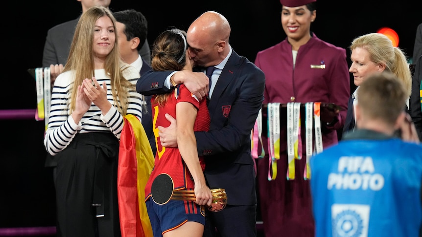 El jefe de la federación española de fútbol se niega a dimitir por el beso de la Copa del Mundo mientras los ganadores de la Copa del Mundo abandonaron la selección nacional en protesta