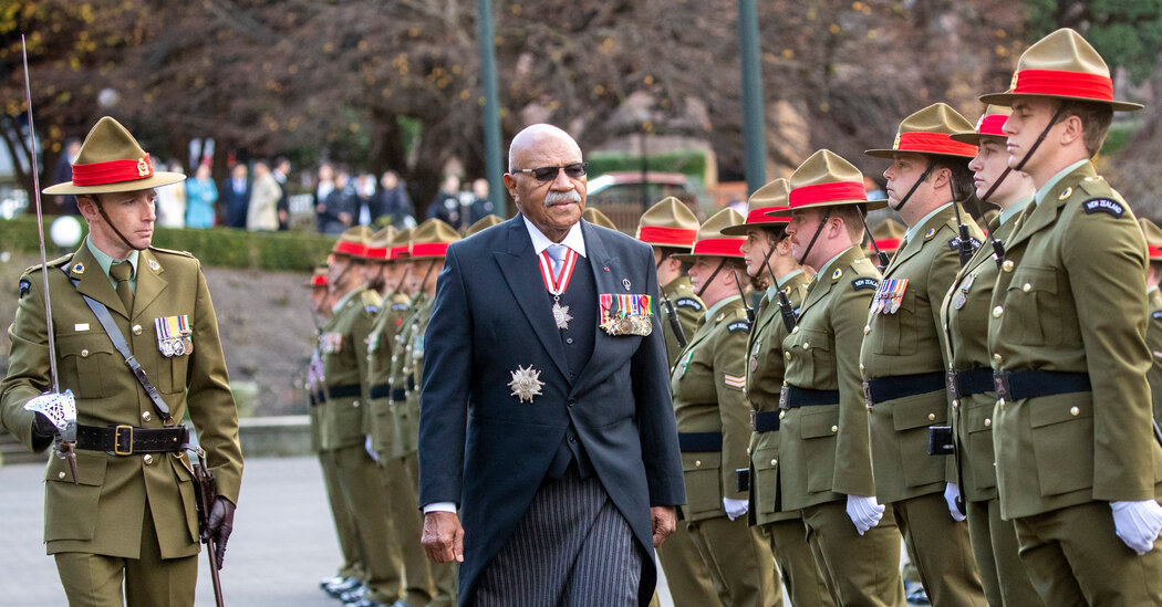 El líder de Fiji rechaza la invitación a China, diciendo que tropezó y se cayó