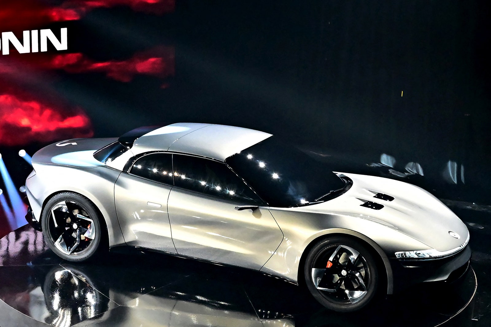 GT Fisker Ronin descapotable totalmente eléctrico de 4 puertas se presenta en el escenario durante su primer Product Vision Day