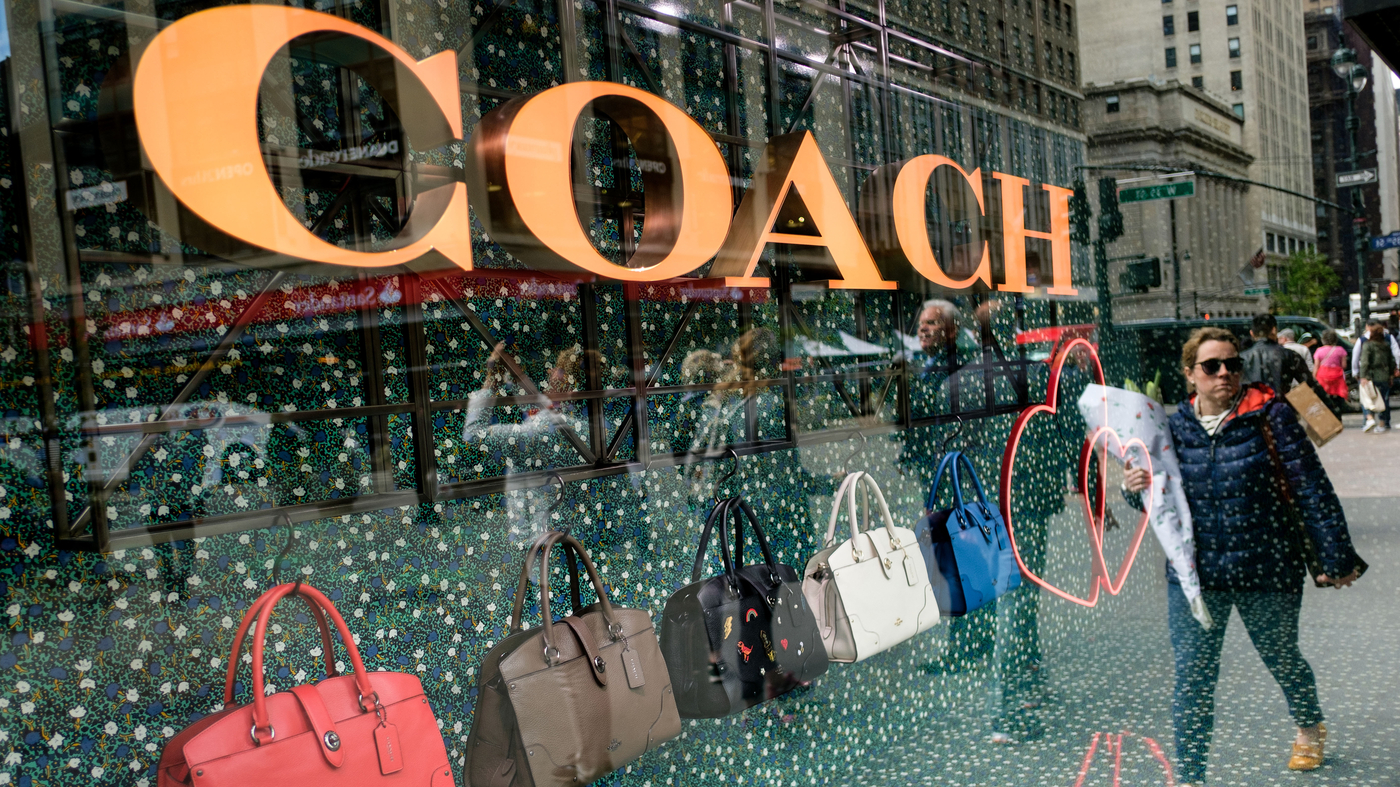 Las empresas de moda Coach y Versace se fusionarían en un acuerdo de 8.500 millones de dólares: NPR