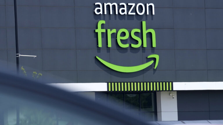 Los despidos de Amazon Fresh apuntan a las luchas de la empresa en los supermercados: NPR