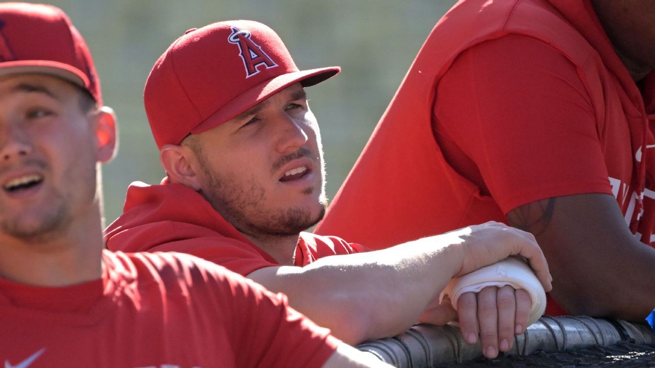 Mike Trout de Angels golpea la máquina de lanzar, más cerca de regresar