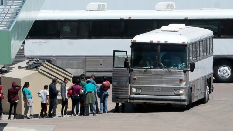 Niño de 3 años en autobús de inmigrantes de Texas muere en ruta a Chicago, dicen las autoridades