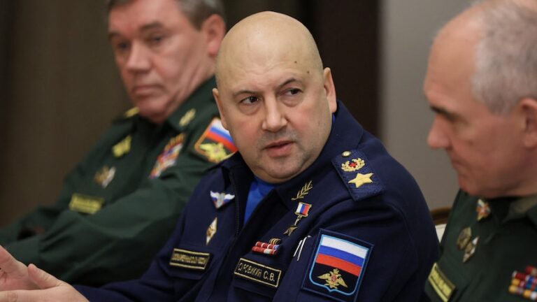 Rusia despide al jefe de la fuerza aérea Sergei Surovikin después de una desaparición relacionada con un motín, informes