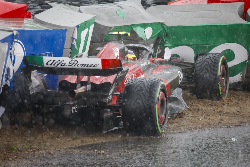 Un coche de Fórmula 1 se estrelló contra una barrera de neumáticos mientras el conductor aún estaba en la cabina.