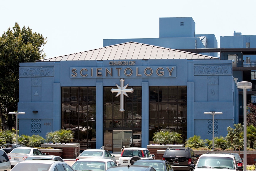 Los autos están estacionados frente al edificio de la Iglesia de Scientology de Los Ángeles en Los Ángeles, California