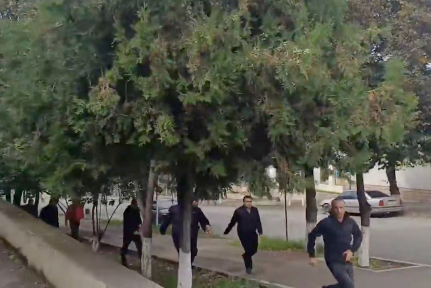 La gente corre mientras se escuchan disparos y explosiones en Stepanakert.