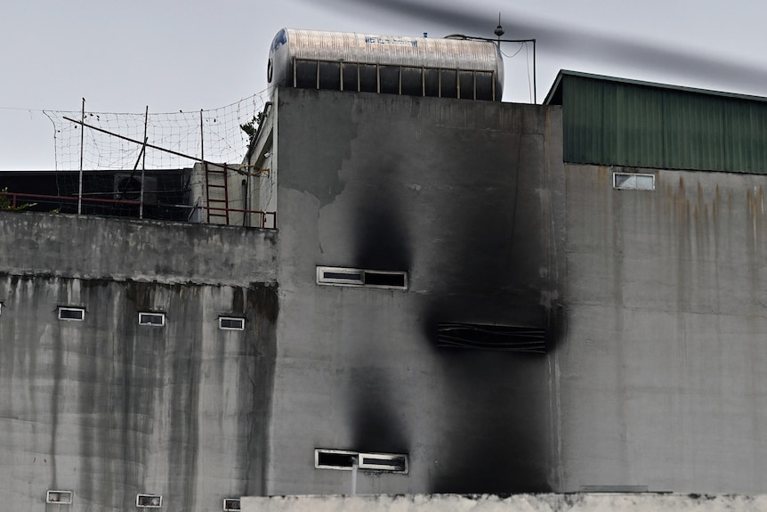 Daños por humo en la pared exterior de un edificio.