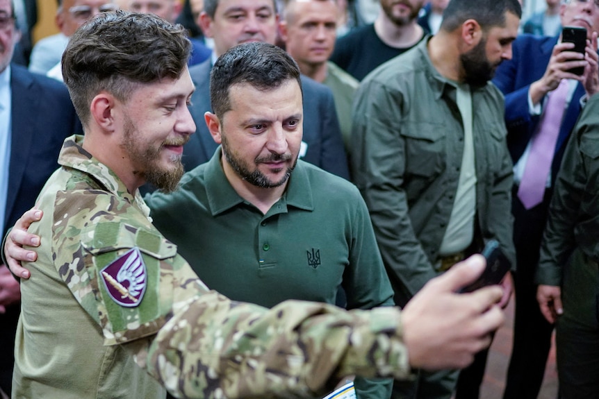 Un soldado posa para un selfie con Volodymyr.