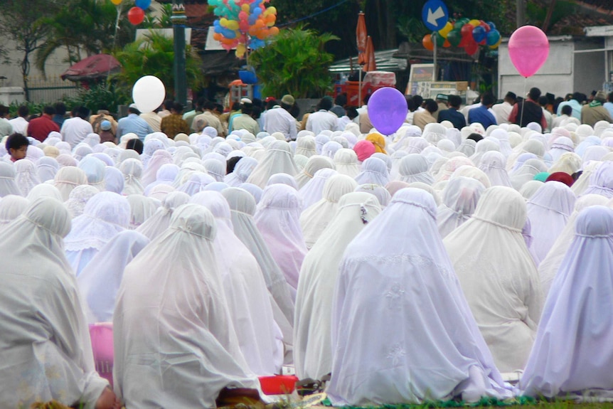 Las mujeres musulmanas se reúnen durante una congregación de oración.