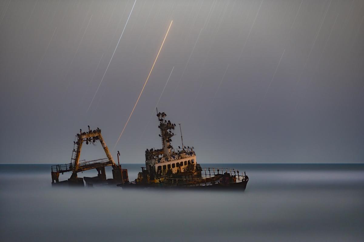 Un naufragio rodeado de nubes.