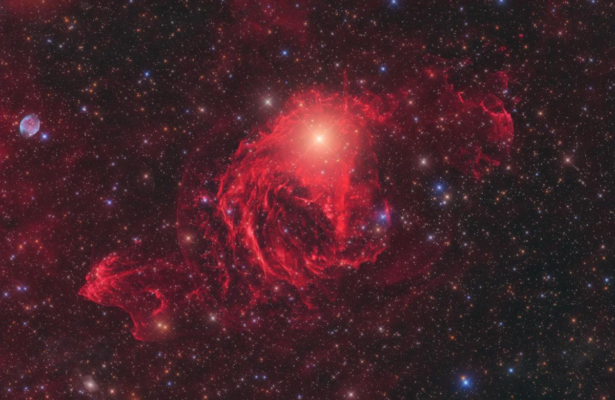 Una nebulosa roja descubierta en el espacio exterior