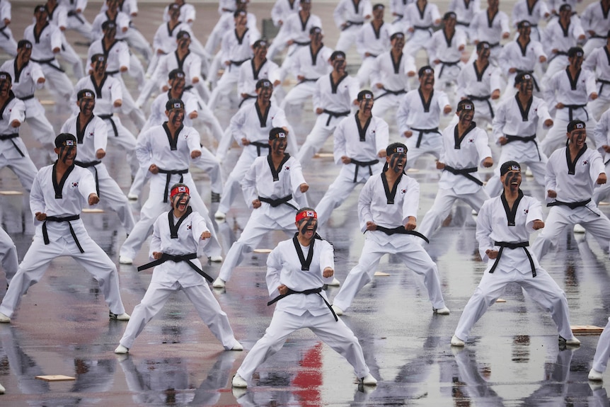 Los soldados surcoreanos demuestran sus habilidades en el arte marcial tradicional coreano.