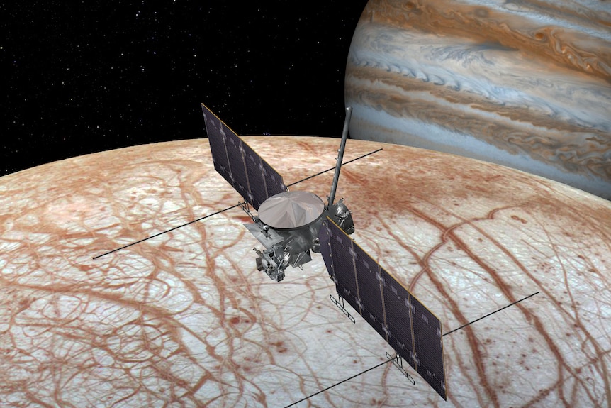 Impresión artística de una nave espacial sobre Europa con Júpiter al fondo