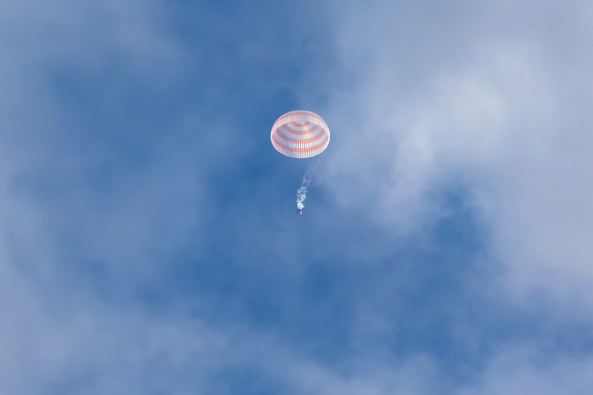 Una cápsula espacial en el cielo.