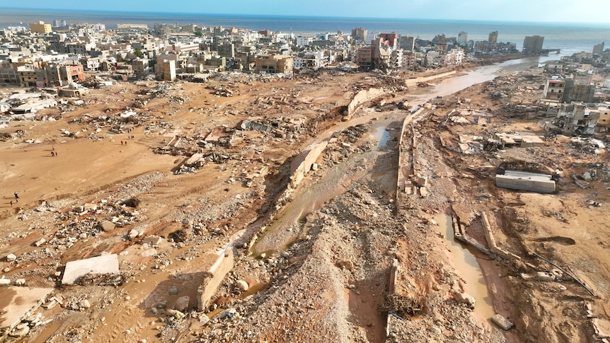 Cómo el caos político y el colapso de una represa crearon la tormenta perfecta en la ciudad libia de Derna