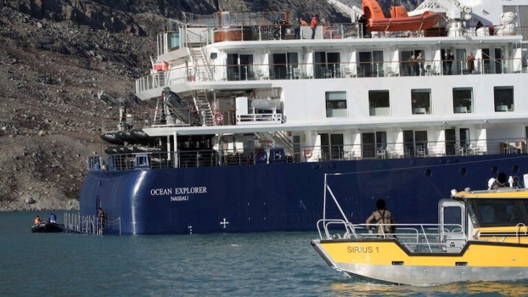 Crucero liberado después de permanecer atrapado en el barro durante tres días en la remota Groenlandia