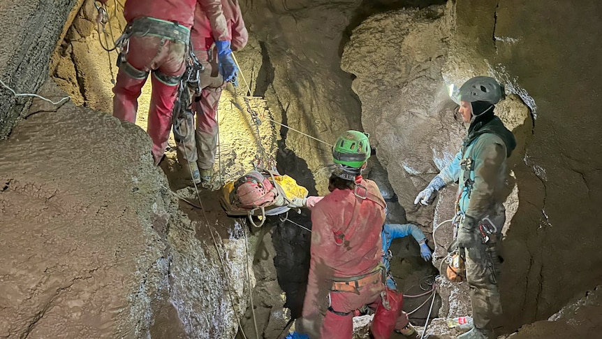 Investigador estadounidense rescatado tras caer enfermo a 1.000 metros de profundidad en una cueva turca