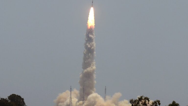 La agencia espacial de la India lanza una misión de cohete para estudiar el sol y los efectos de la radiación solar