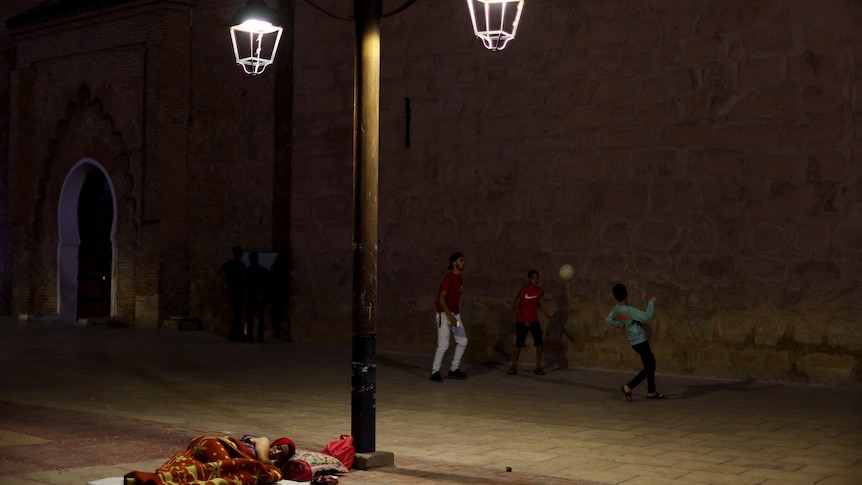 Los marroquíes duermen en las calles por segunda noche tras el mortal terremoto