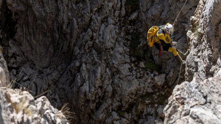 Los rescatistas dicen que el explorador estadounidense Mark Dickey será sacado de una cueva turca en "varios días"