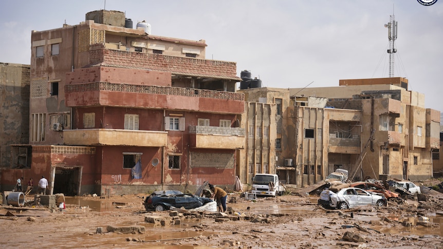 Miles de personas temen muertes y barrios enteros 'arrasados' por la tormenta que inunda Libia