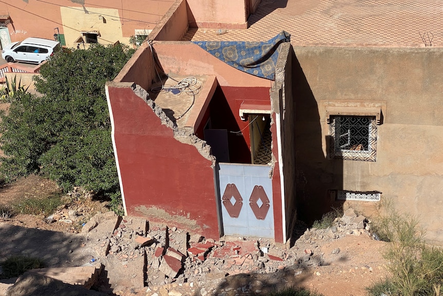 Una casa sin techo se encuentra entre un montón de escombros.