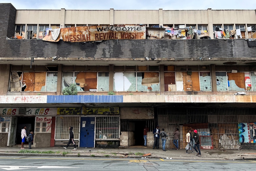 Vista de un bloque de apartamentos en ruinas en Hillbrow, donde la gente lucha con los servicios básicos