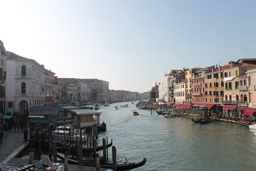 Un gran canal es Venecia, en la foto.  A la izquierda están las góndolas.