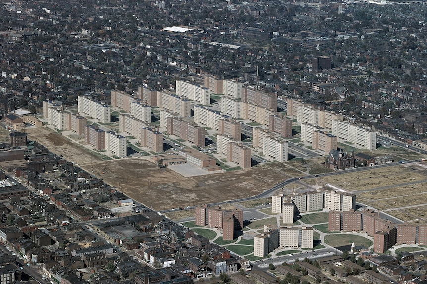 Una fotografía aérea de edificios de apartamentos en medio de una ciudad. 