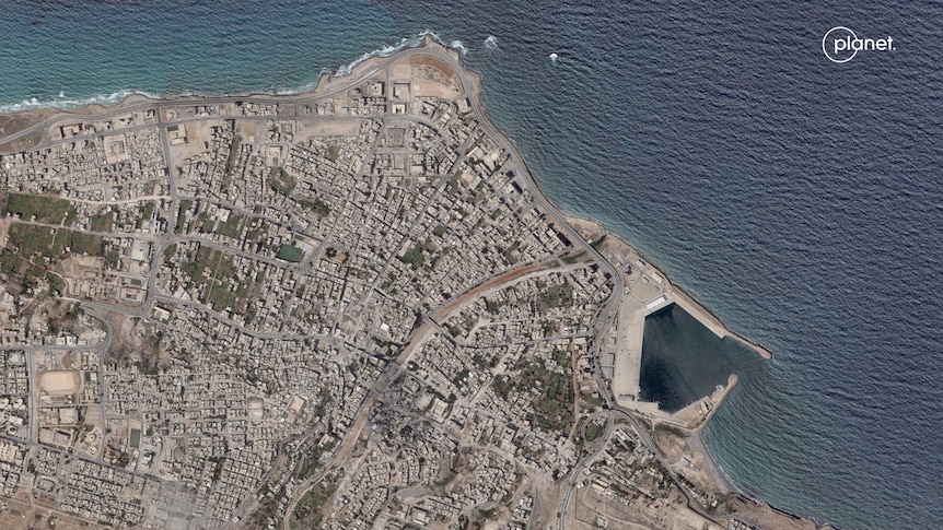 La ciudad y el puerto de Derna antes.