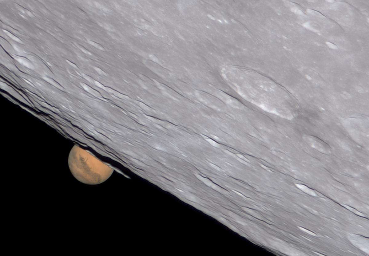 La luna pasando frente al planeta Marte.