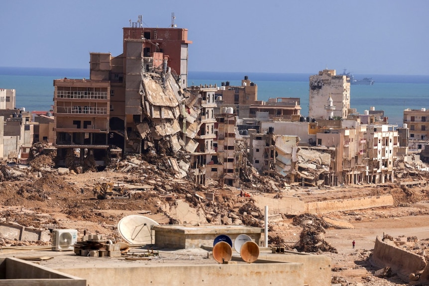 Varios edificios en ruinas vistos a lo lejos