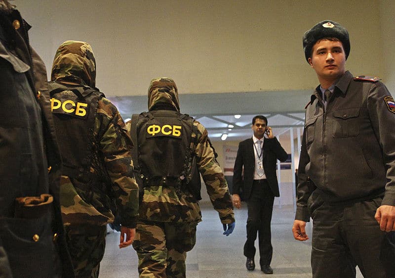 Oficiales rusos del FSB caminan por una habitación.