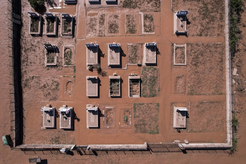 Una vista panorámica de un pueblo inundado. 