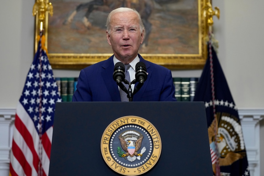 Joe Biden frente al podio presidencial 