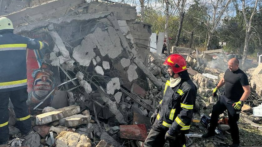 Al menos 51 muertos después de que un ataque ruso afectara una tienda y una cafetería en la aldea ucraniana de Hroza, dicen las autoridades