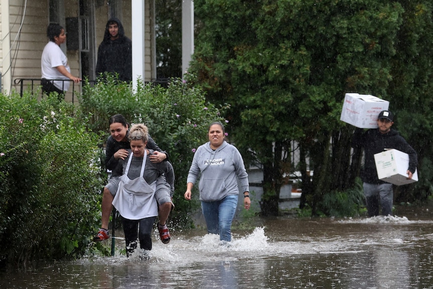 Residentes luchan entre las inundaciones durante una fuerte tormenta