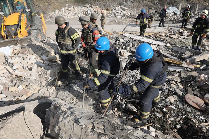 Los equipos de emergencia buscan a las víctimas del mortal ataque con cohetes rusos. 