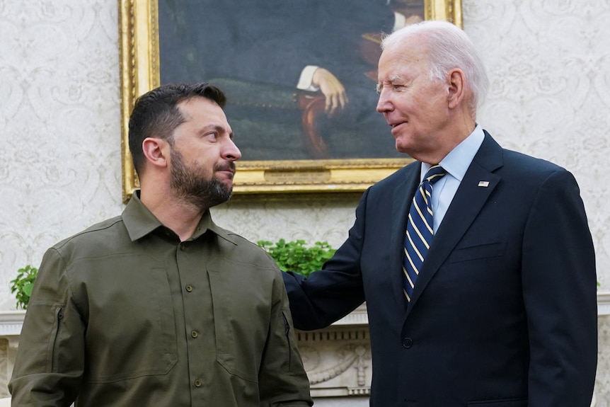 Zelenskyy de caqui y Biden de traje en la Casa Blanca.